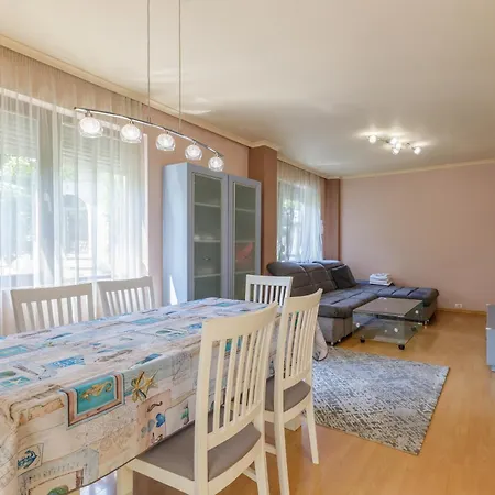 Sea Garden Flat With Private Parking Варна